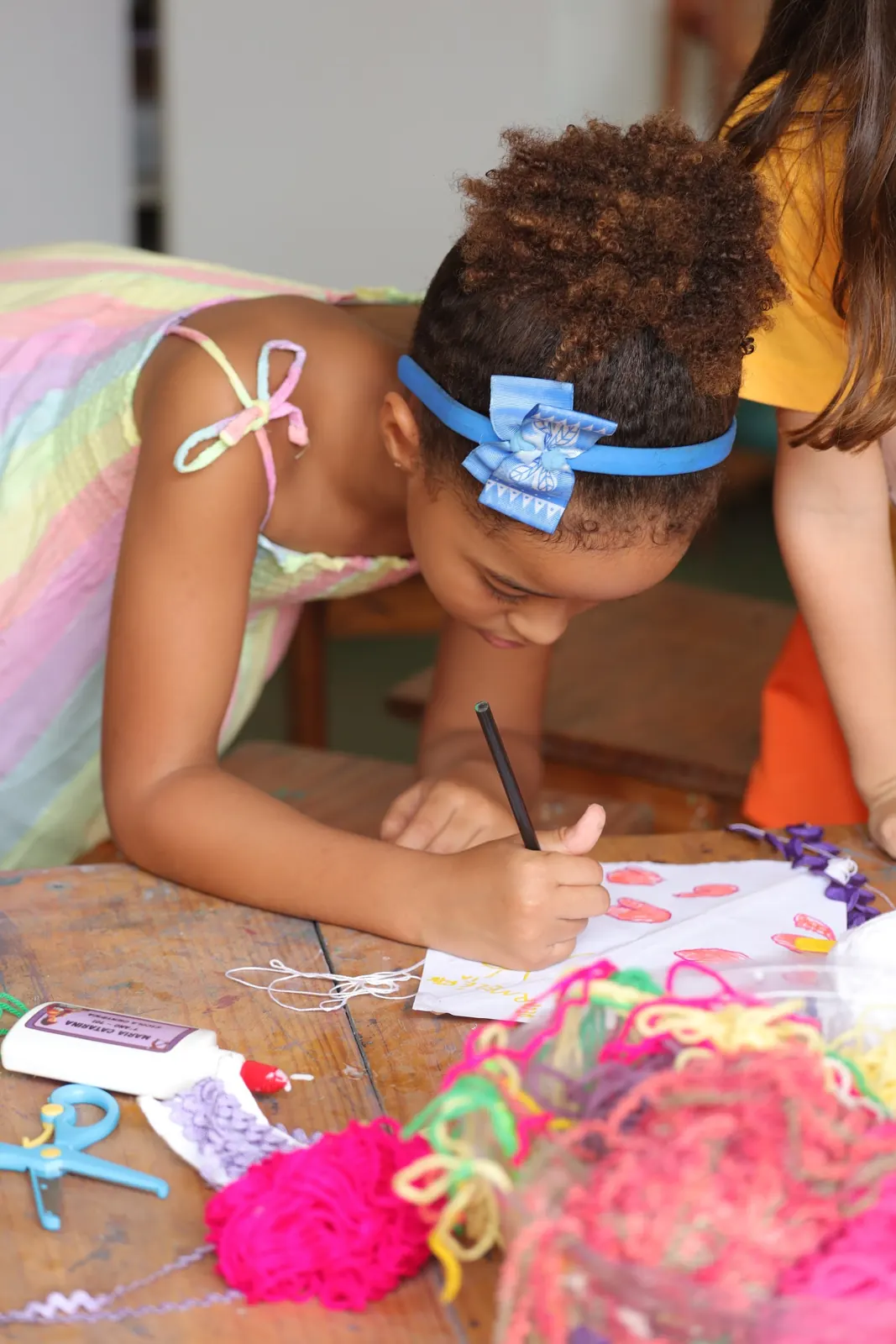 Menina concentrada desenhando