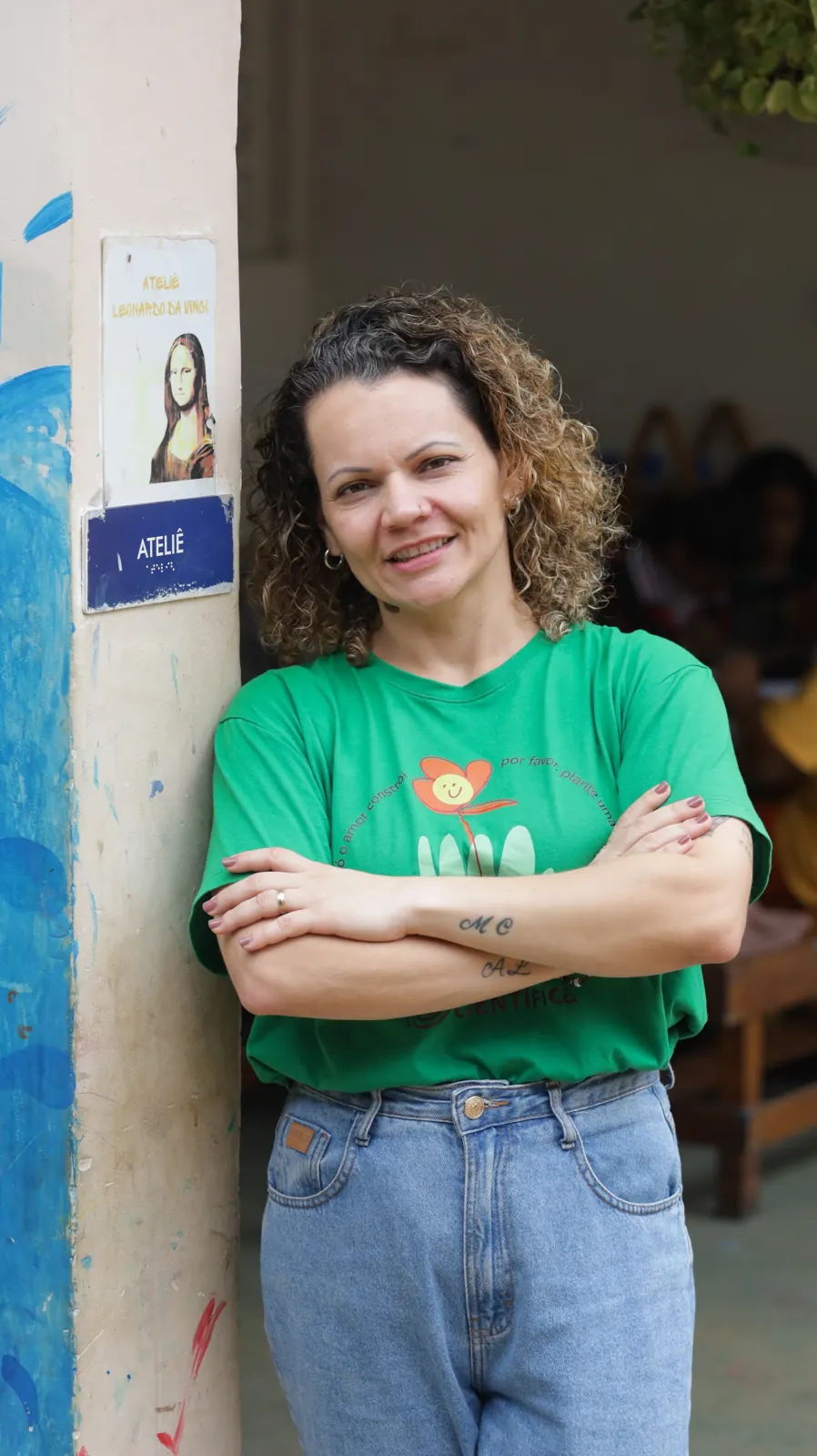 Educadora da Científica no pátio da escola