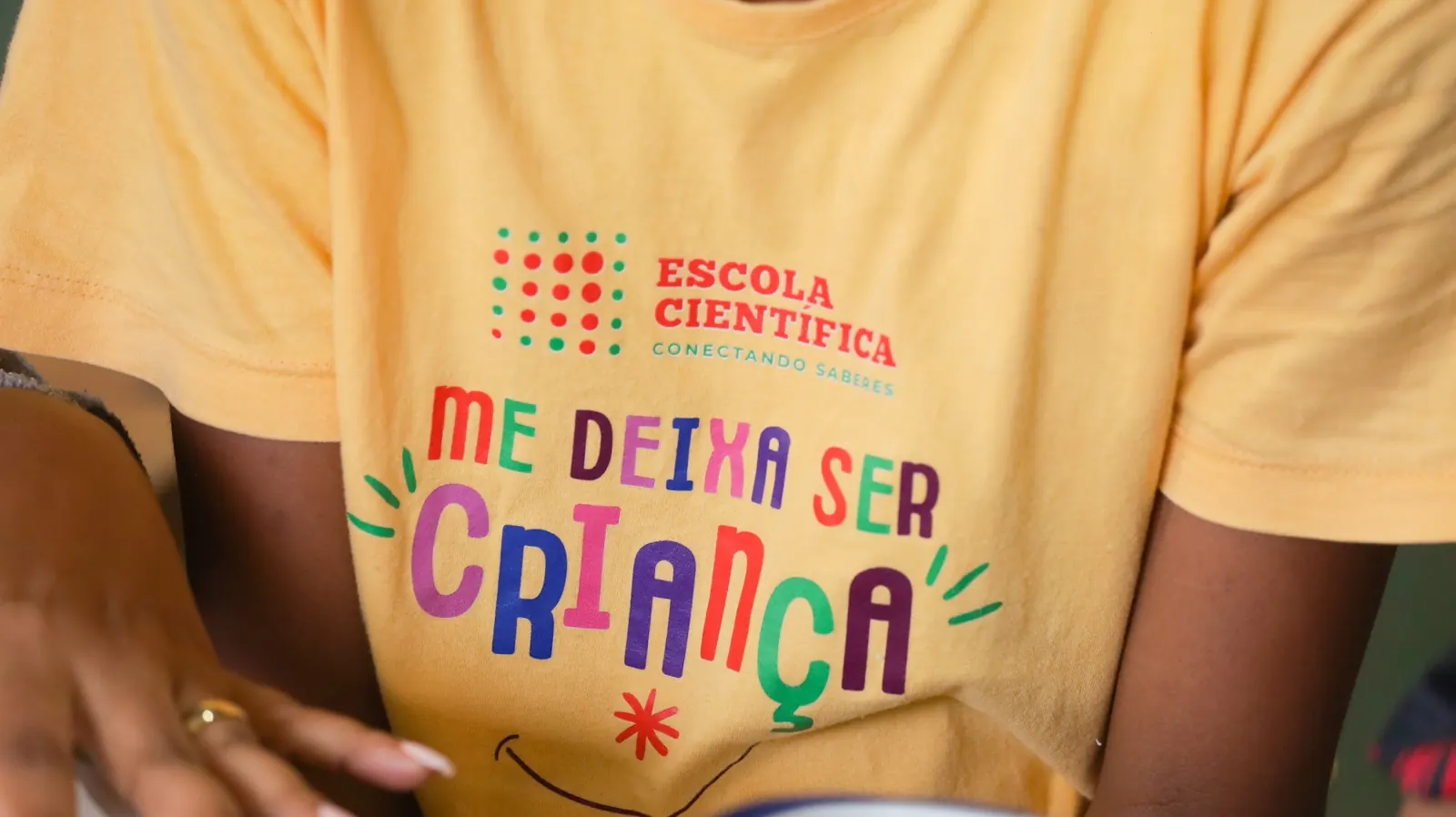 Camiseta com a frase Me deixa ser criança