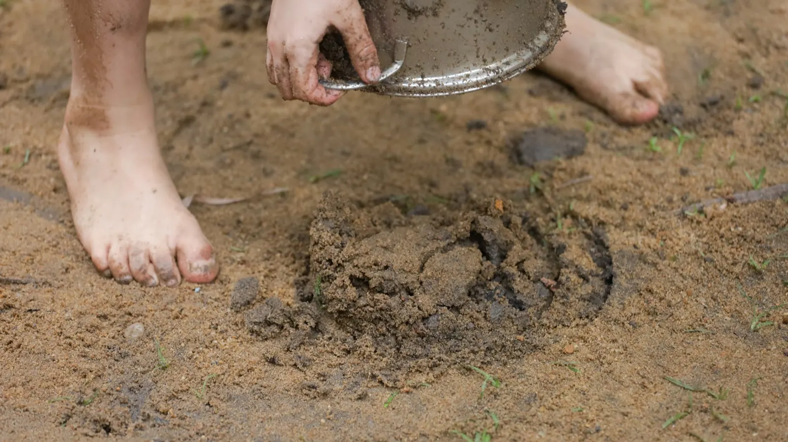 Pés descalços na terra durante uma atividade